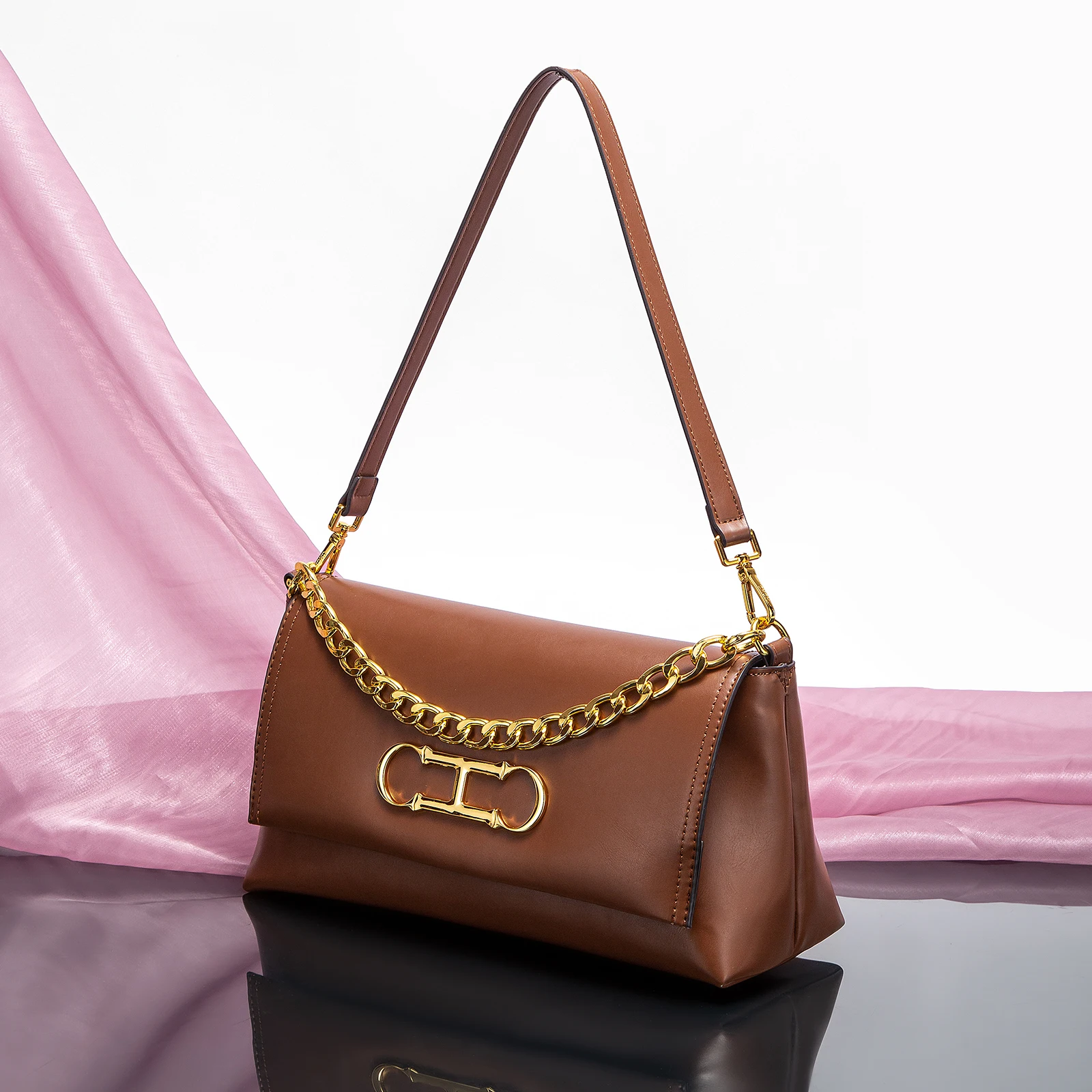 Pure Simple Classic Retro Squa - огляд і ціна Women Bags Coach