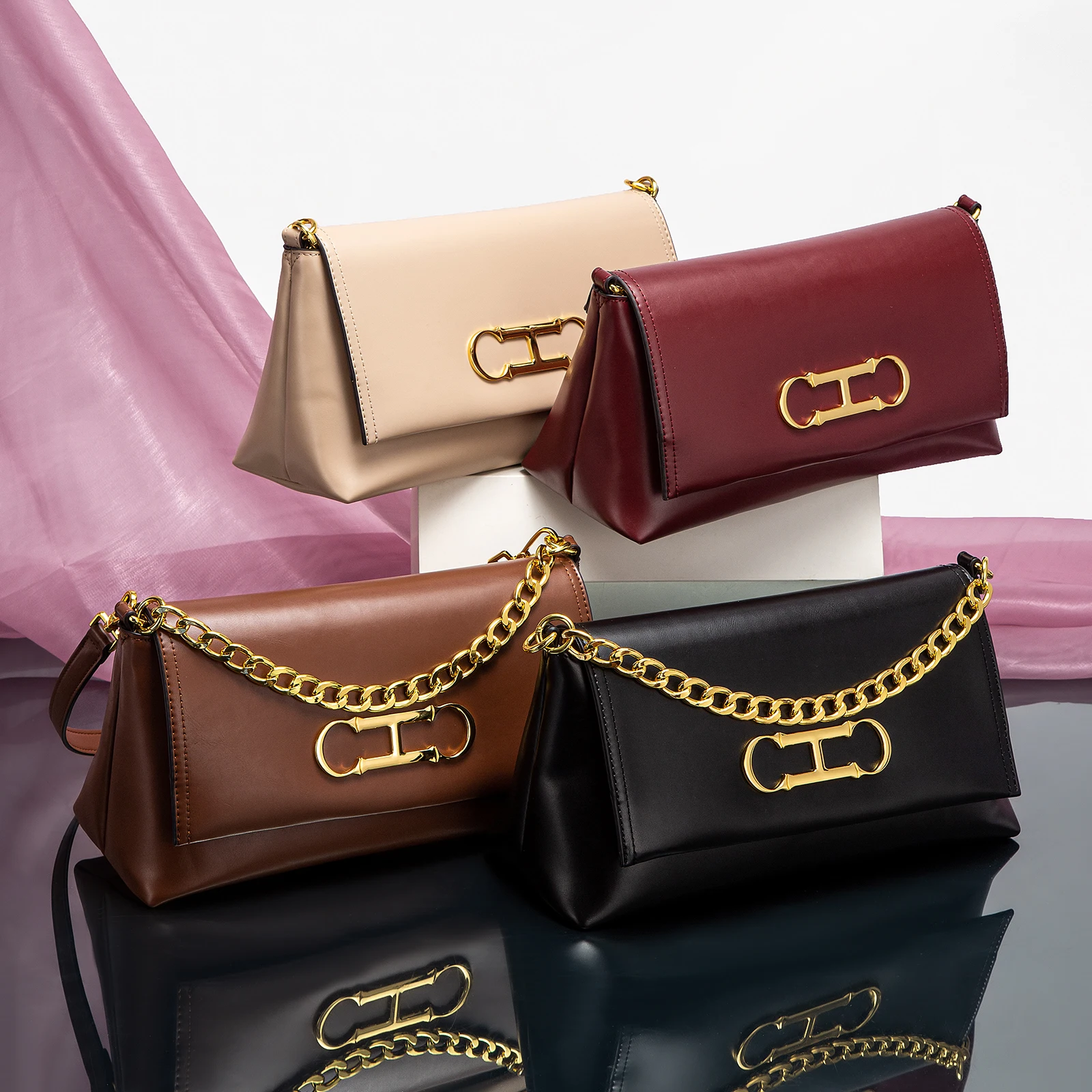 Pure Simple Classic Retro Squa - огляд і ціна Women Bags Coach